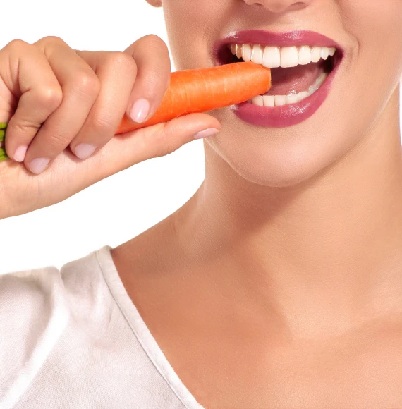 Woman-Red-lips-eating-carrot-page